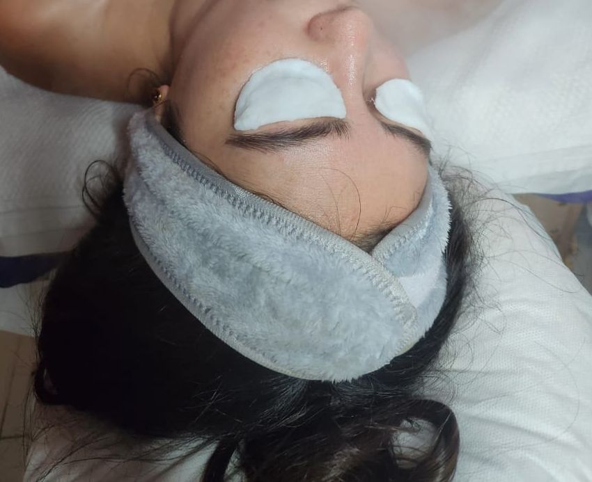 Clienta en un facial con vapor y protectores de ojos